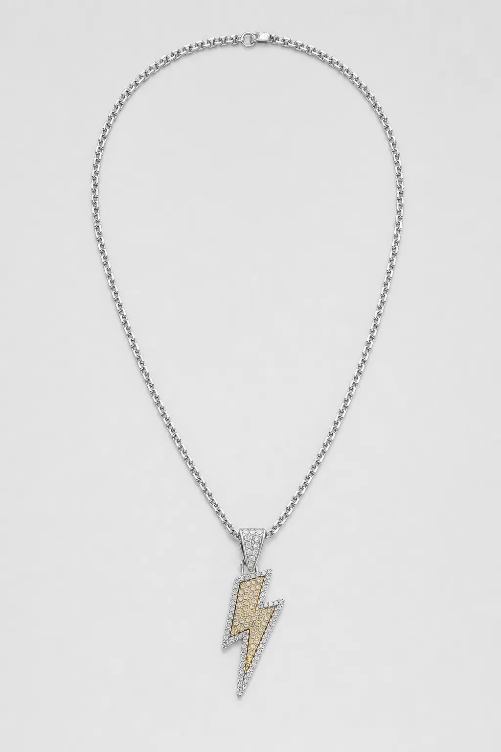 Collier éclair — sur fond gris