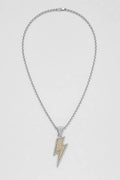 Collier éclair — sur fond gris