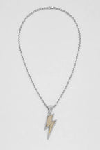 Collier éclair — sur fond gris