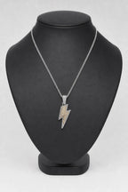 Collier éclair — sur présentoir noir mat