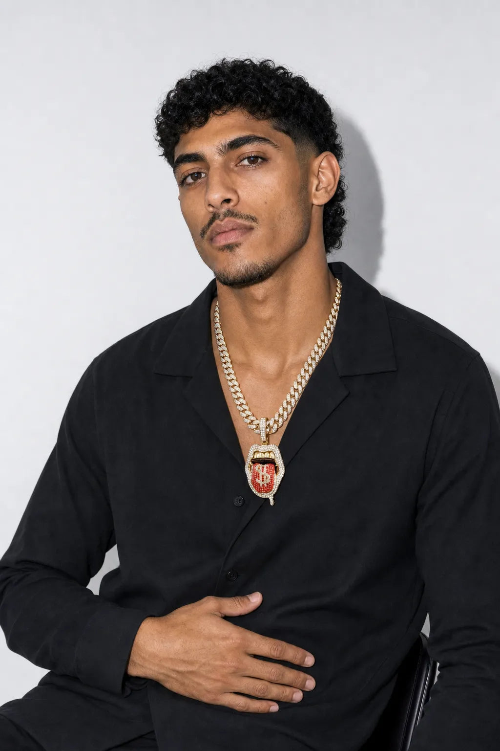Collier Gazo — porté sur fond gris