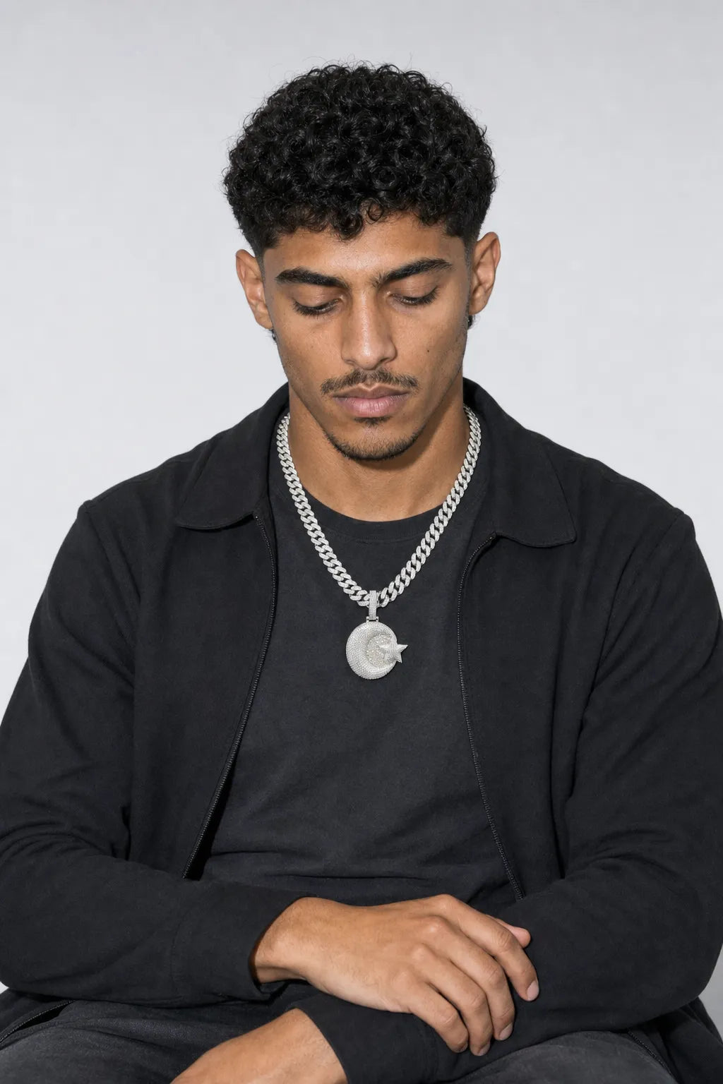 Collier Islam — porté sur fond gris