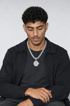 Collier Islam — porté sur fond gris