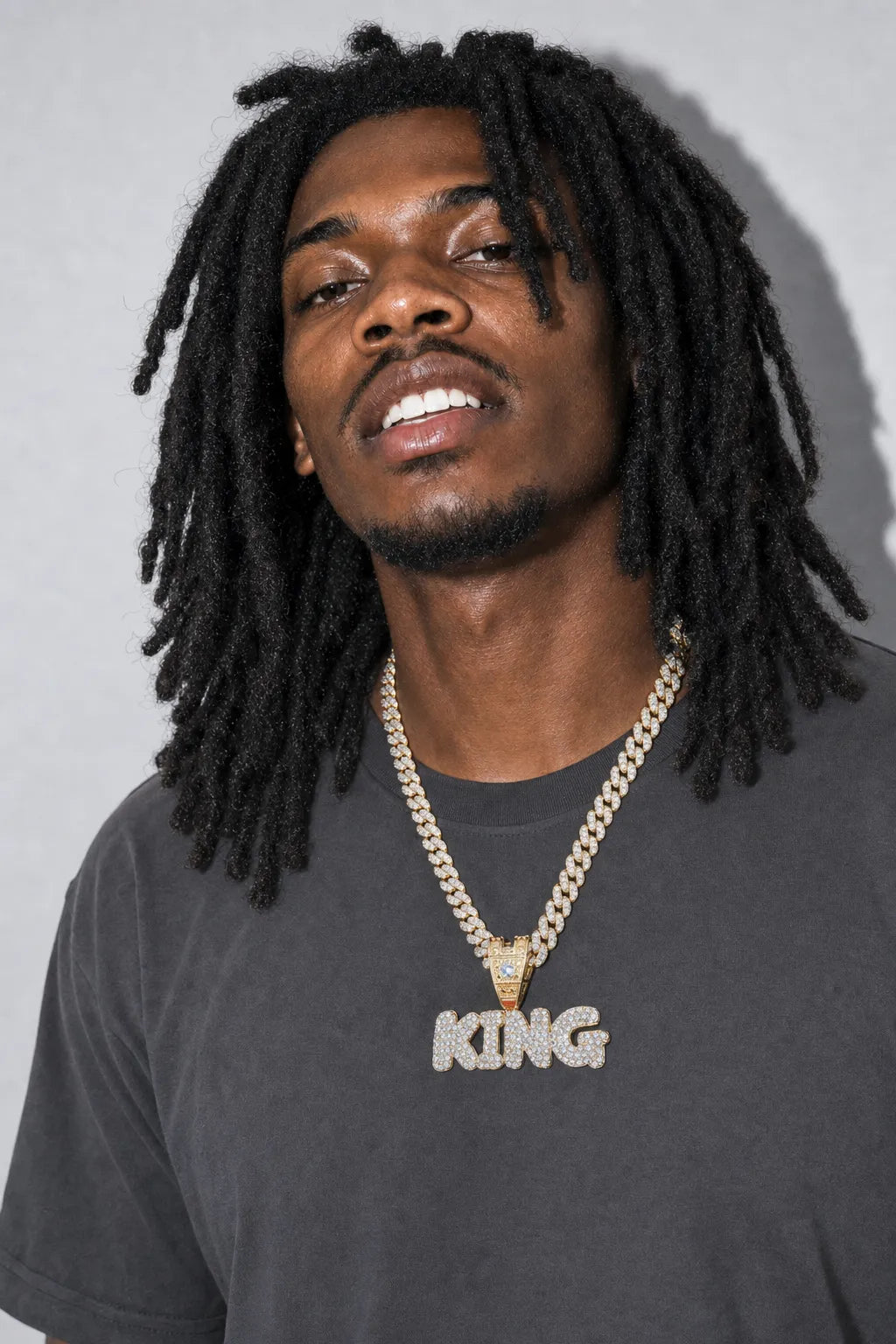 Collier King — porté sur fond gris