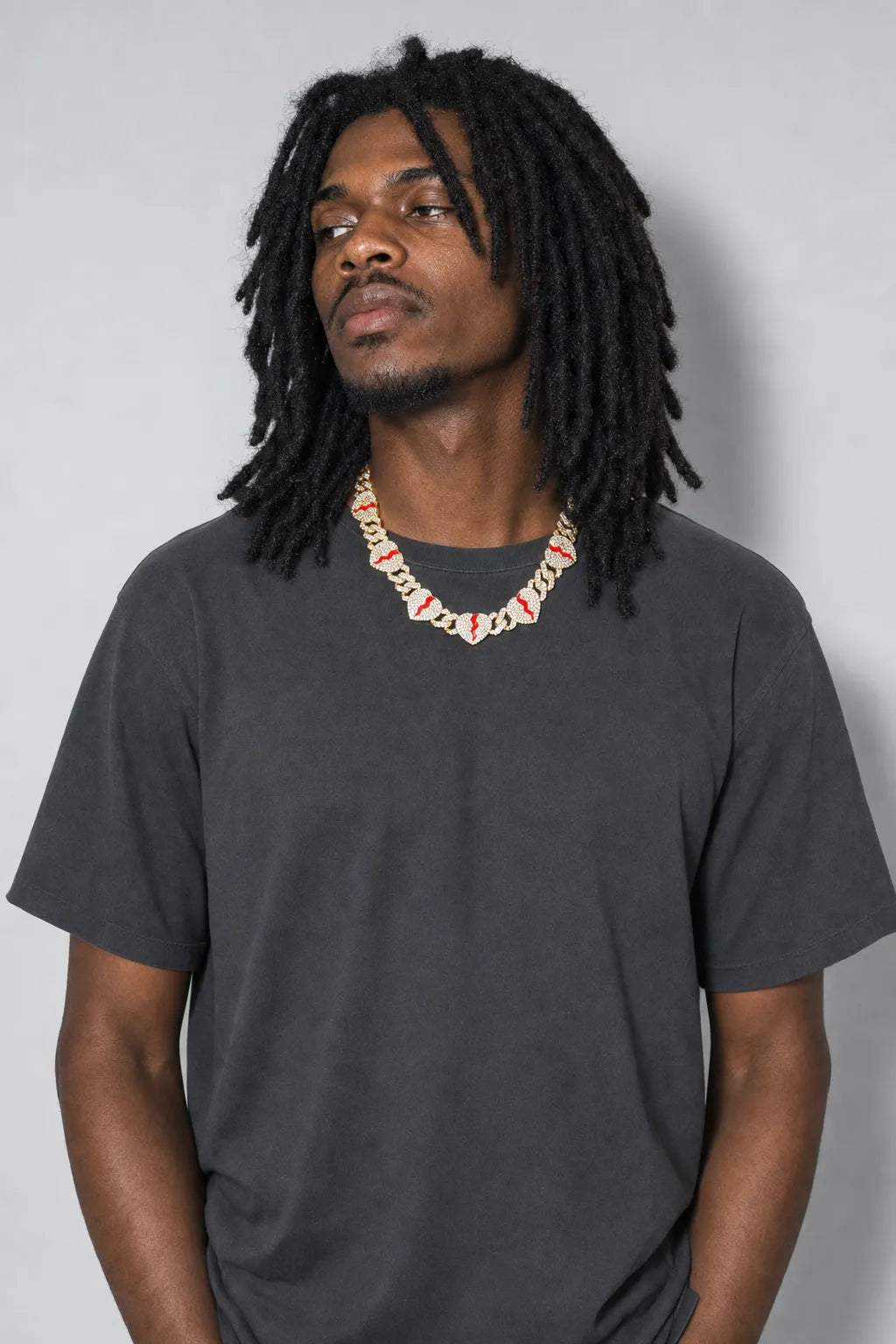 Collier Koba la D — porté sur fond gris