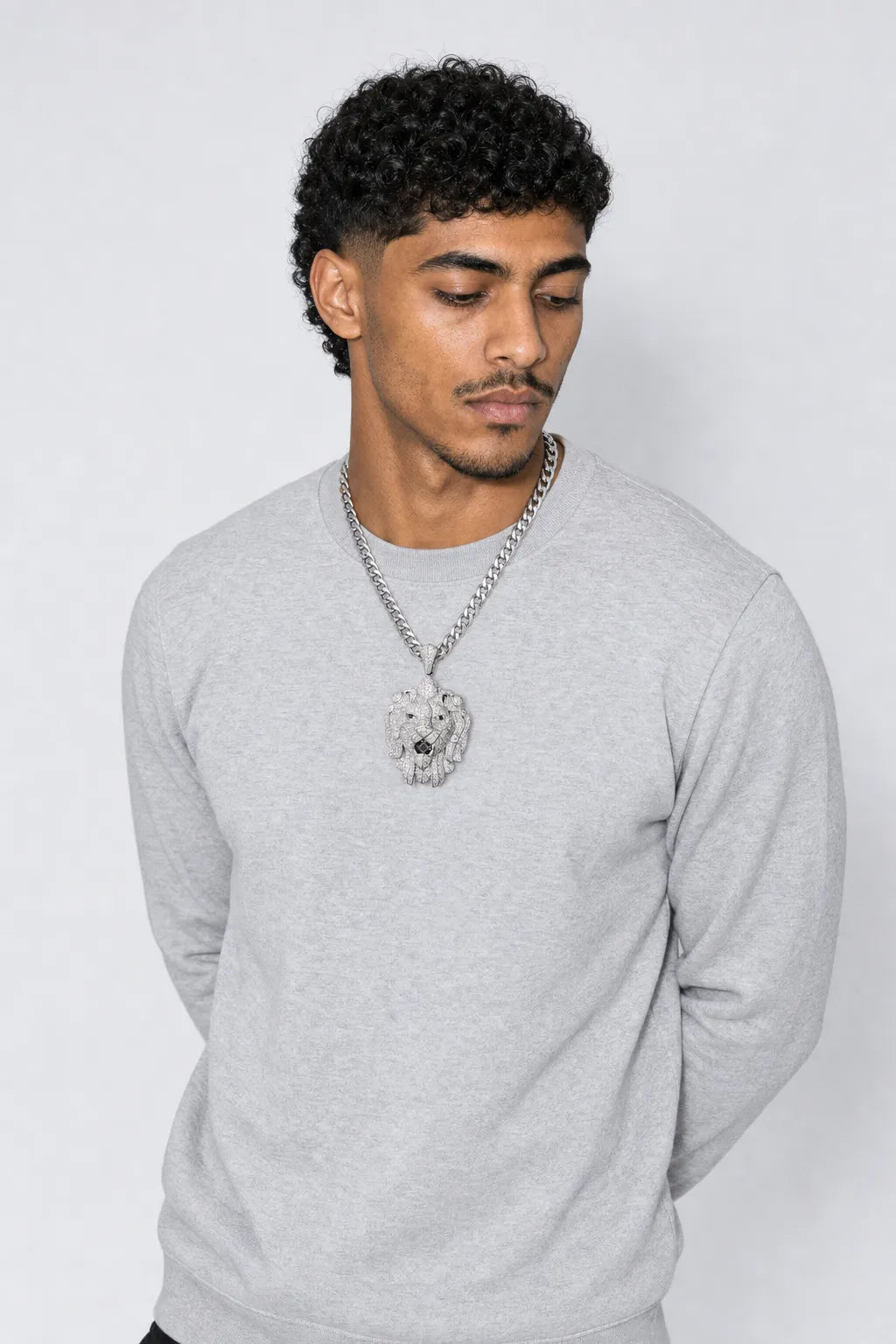Collier Migos — porté sur fond gris