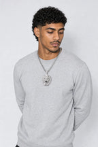 Collier Migos — porté sur fond gris