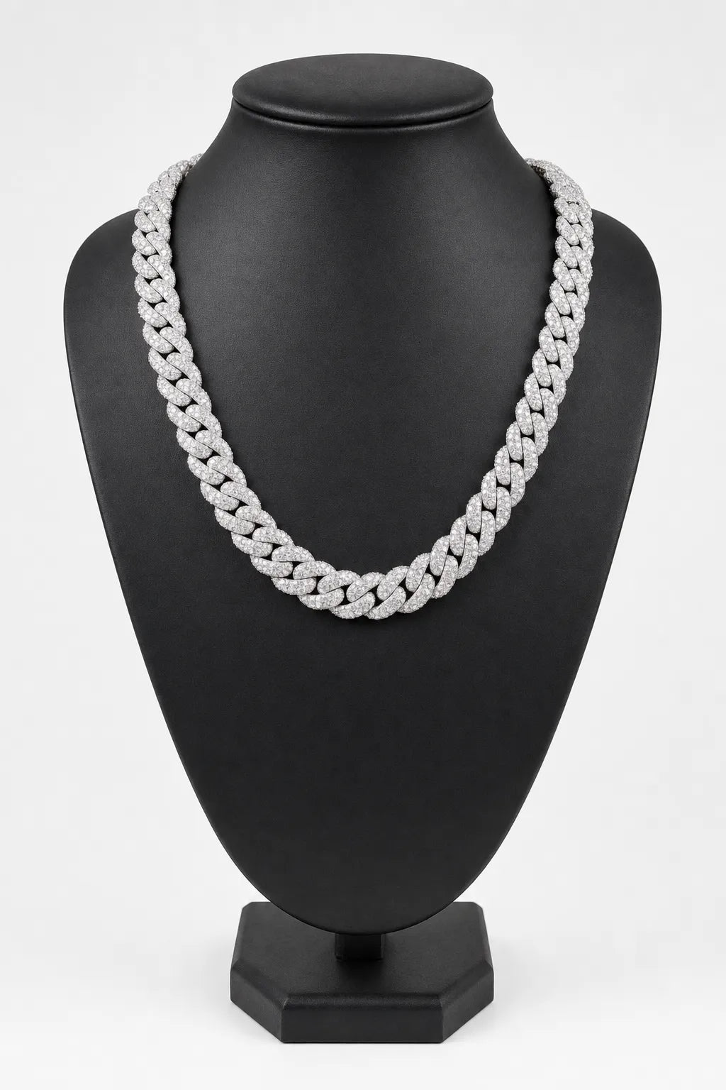 Collier Niska — sur présentoir noir mat