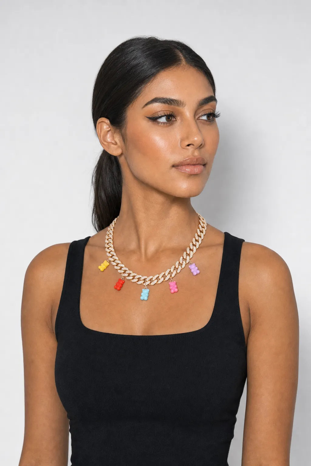 Collier ourson bonbon — porté sur fond gris