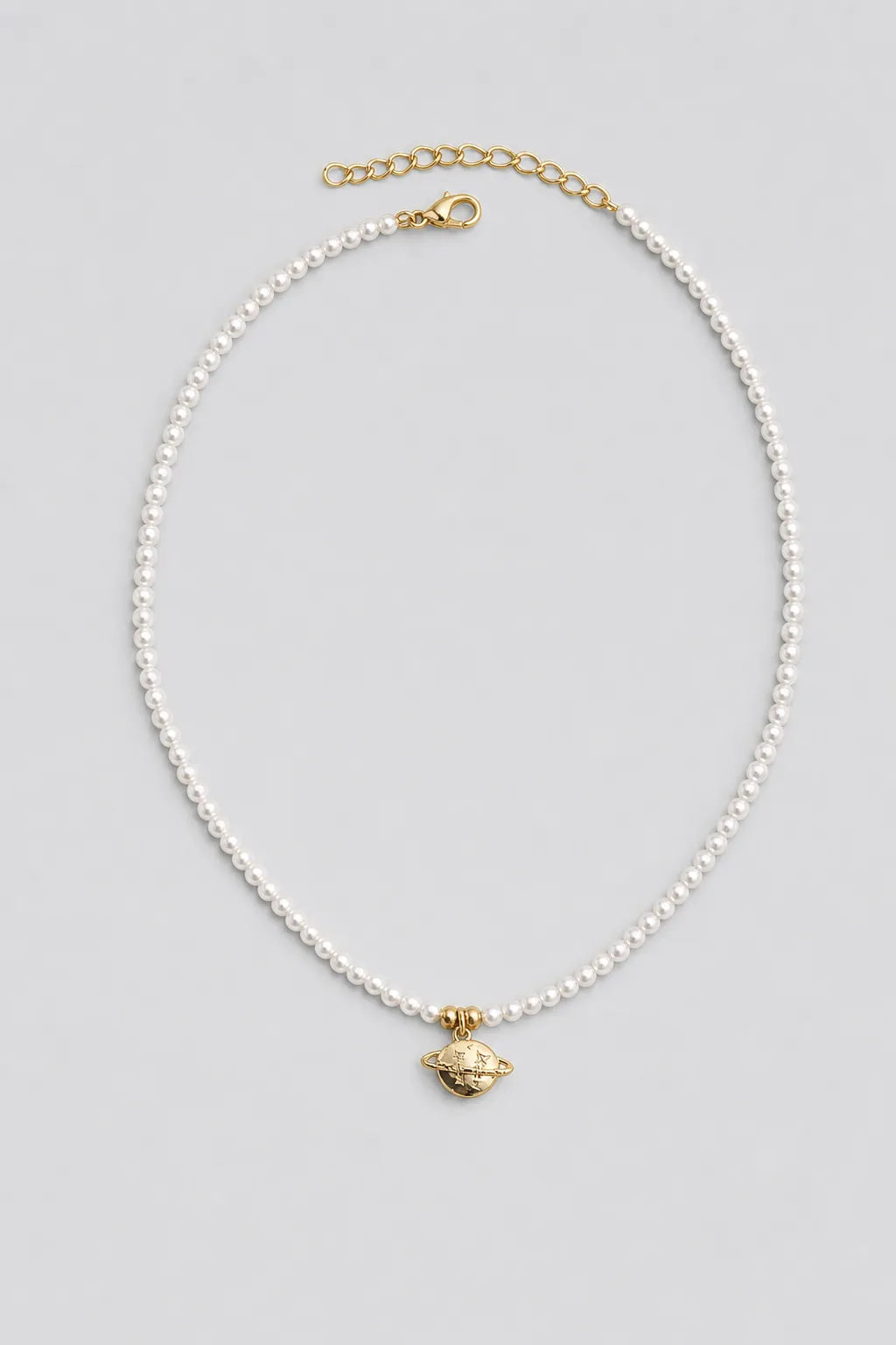 Collier perle planete — sur fond gris