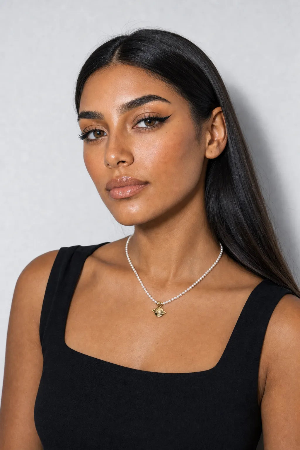 Collier perle planete — porté sur fond gris