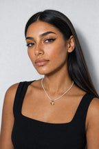 Collier perle planete — porté sur fond gris