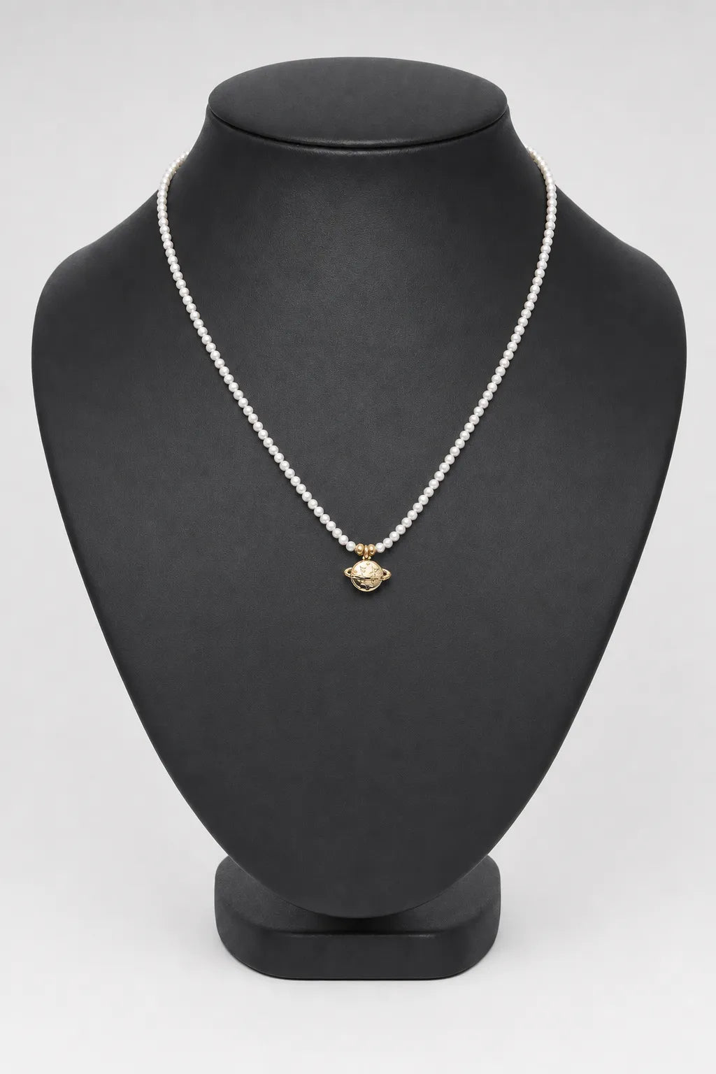 Collier perle planete — sur présentoir noir mat