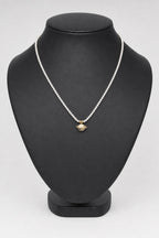Collier perle planete — sur présentoir noir mat