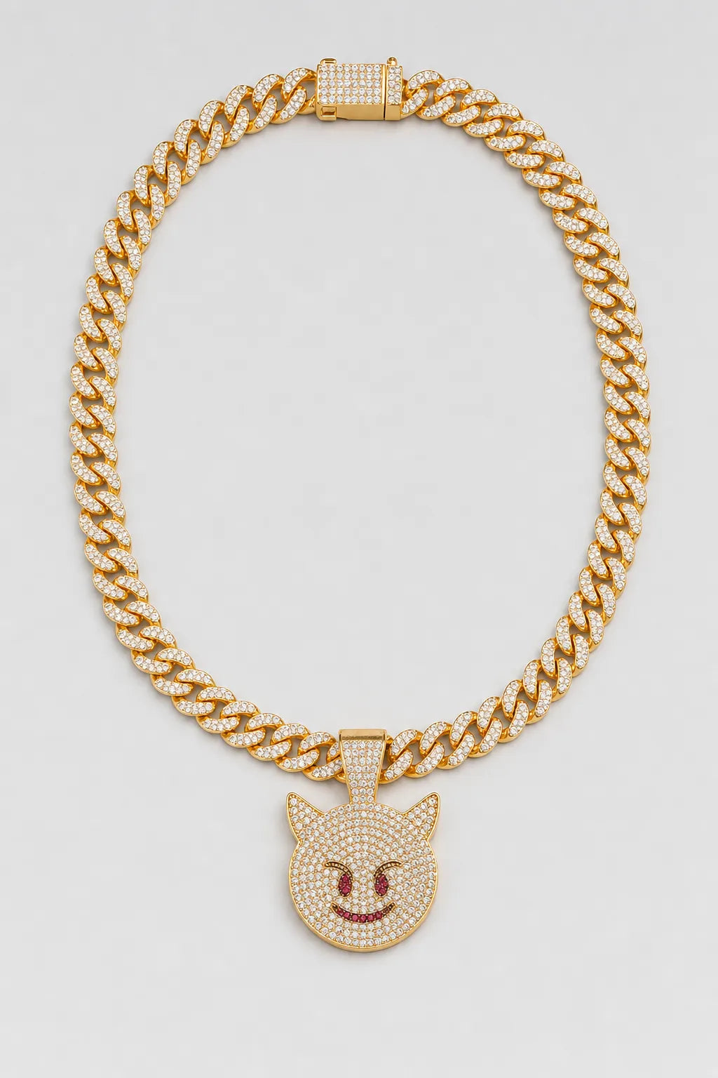 Collier rappeur bling bling — couleur Or sur fond gris