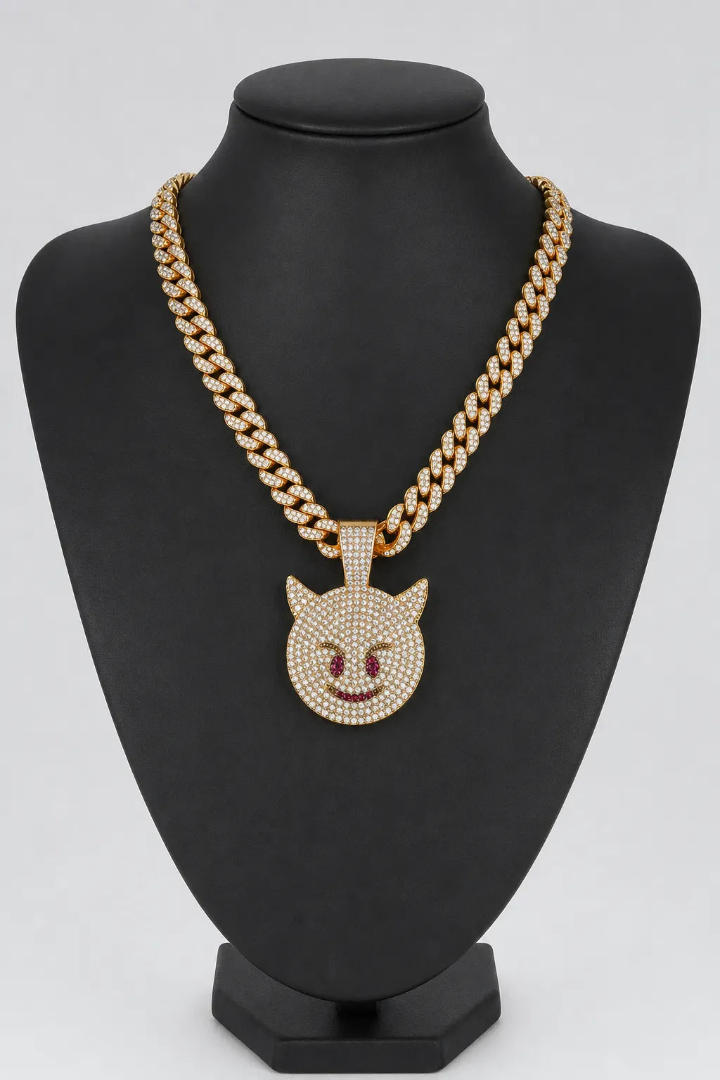 Collier rappeur bling bling — sur présentoir noir mat