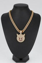 Collier rappeur bling bling — sur présentoir noir mat