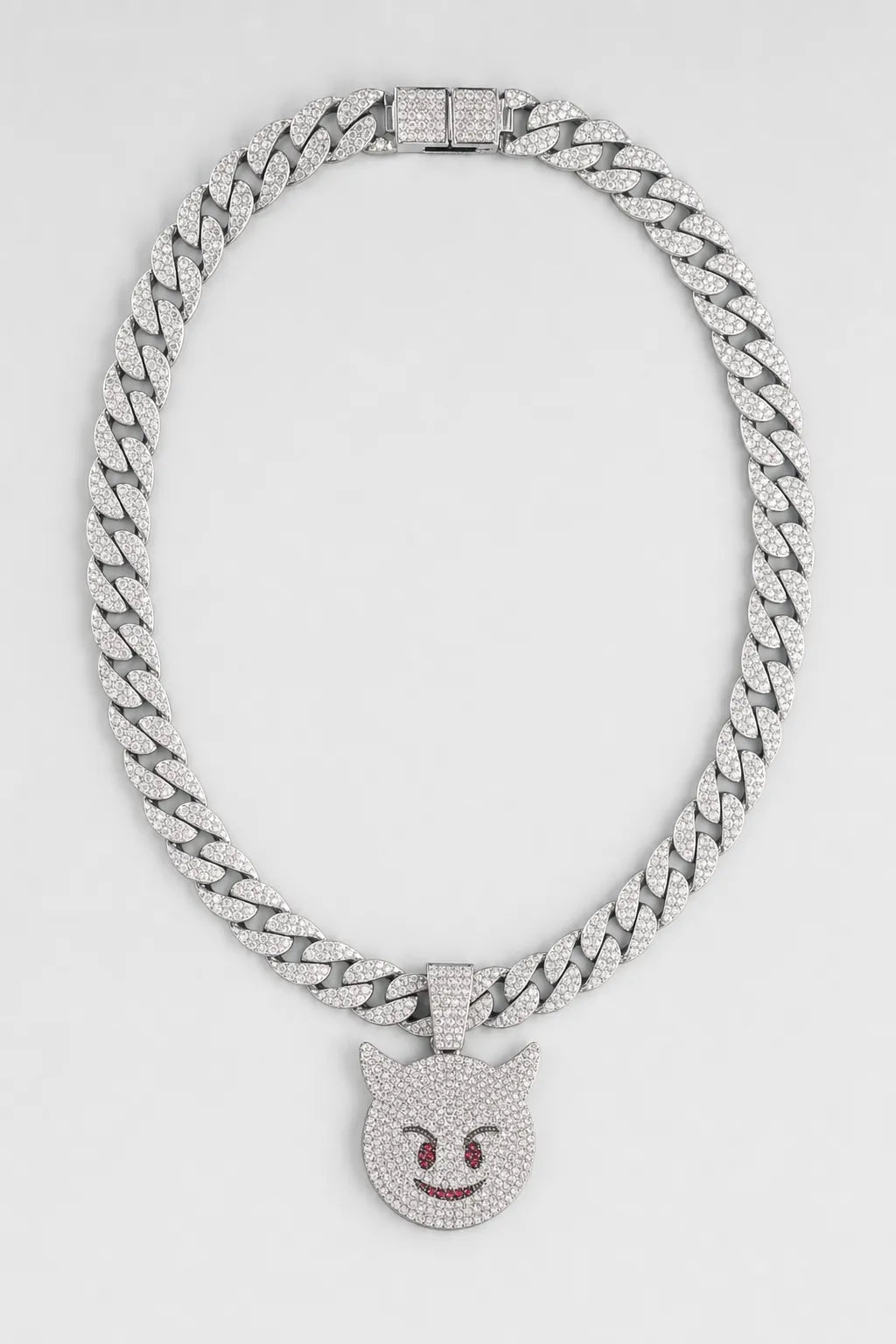 Collier rappeur bling bling — couleur Argent sur fond gris