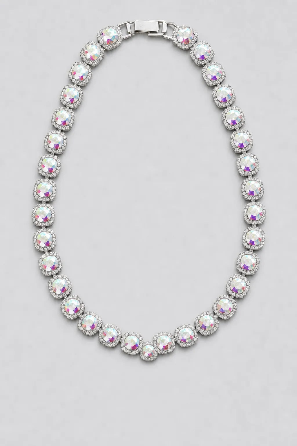 Collier rappeur us — sur fond gris