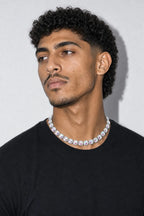 Collier rappeur us — porté sur fond gris