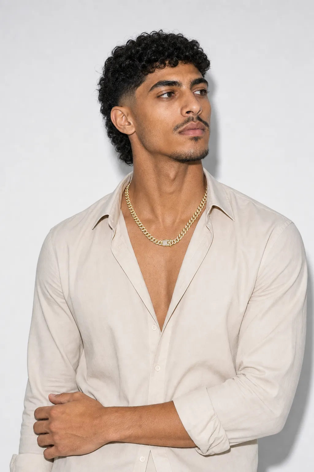 Collier SCH — porté sur fond gris