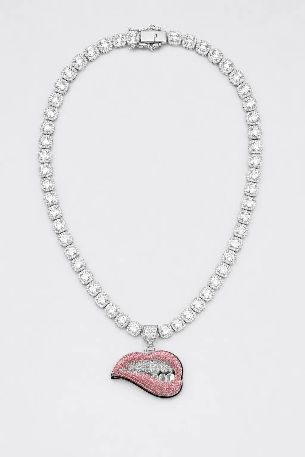 Collier streetwear — sur fond gris — couleur Argent