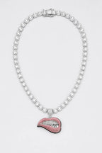 Collier streetwear — sur fond gris — couleur Argent