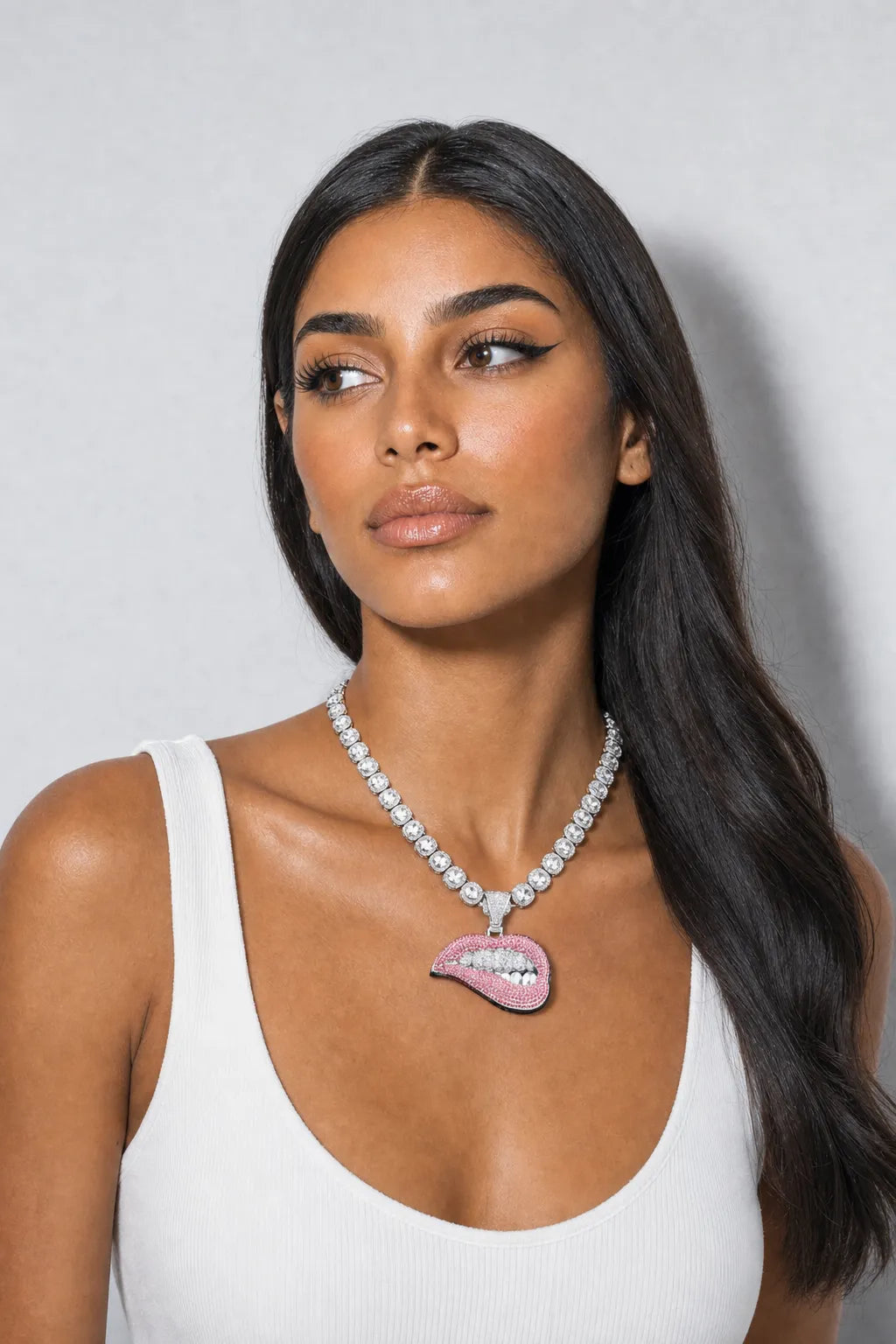 Collier streetwear — porté sur fond gris