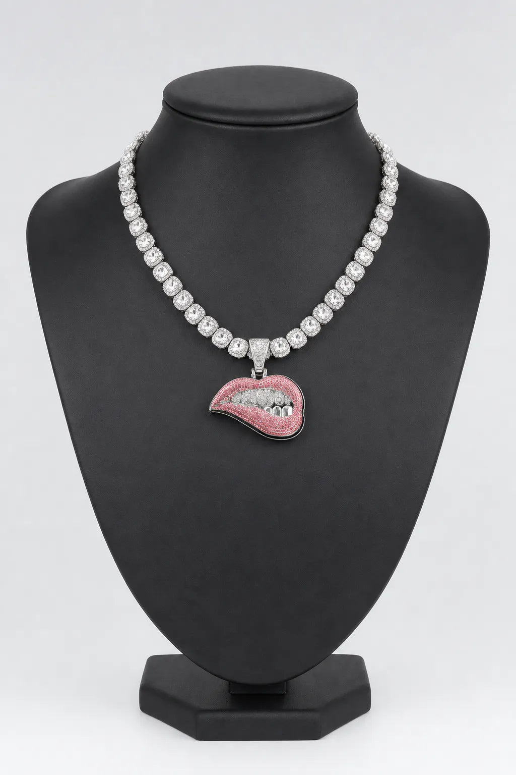 Collier streetwear — sur présentoir noir mat