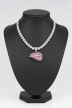 Collier streetwear — sur présentoir noir mat