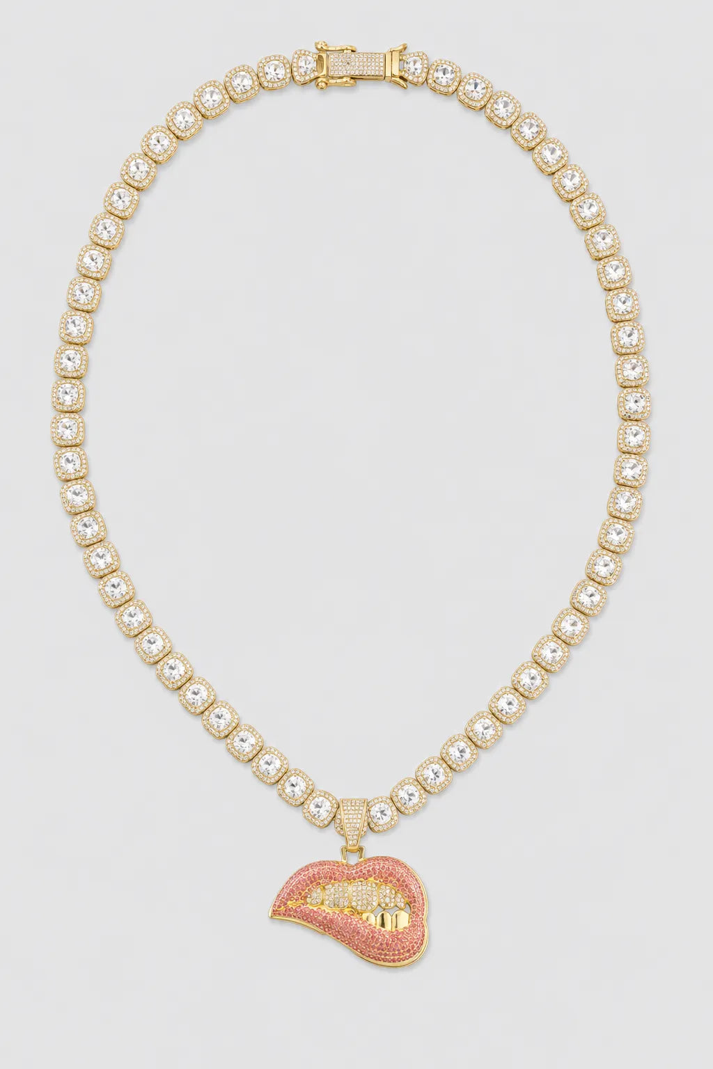 Collier streetwear — sur fond gris — couleur Or