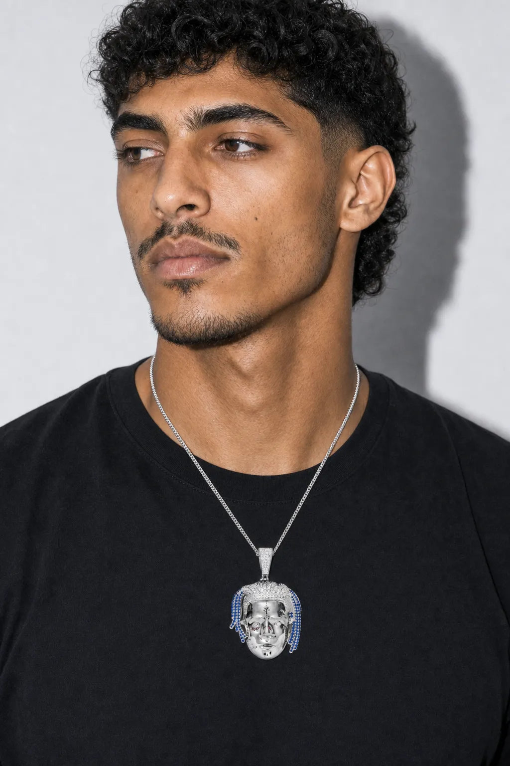 Collier XXXTENTACION — porté sur fond gris