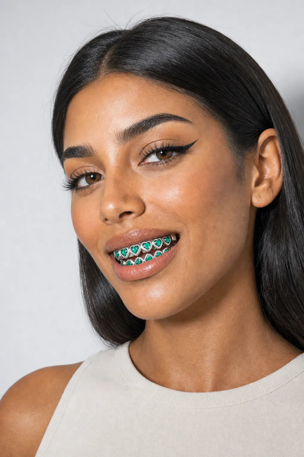 Green grillz — porté sur fond gris