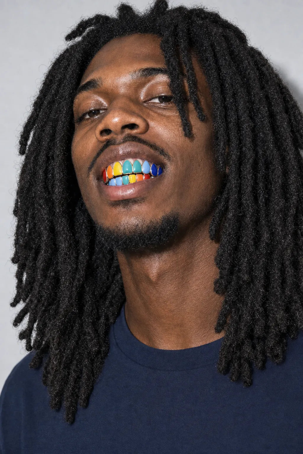 Grillz 69 — porté sur fond gris
