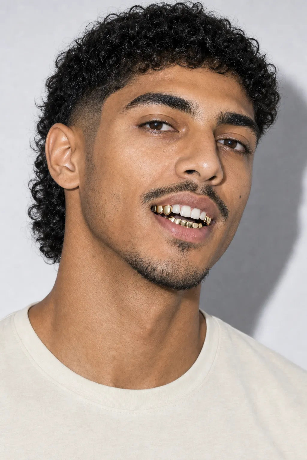 Grillz aesthetic — porté sur fond gris
