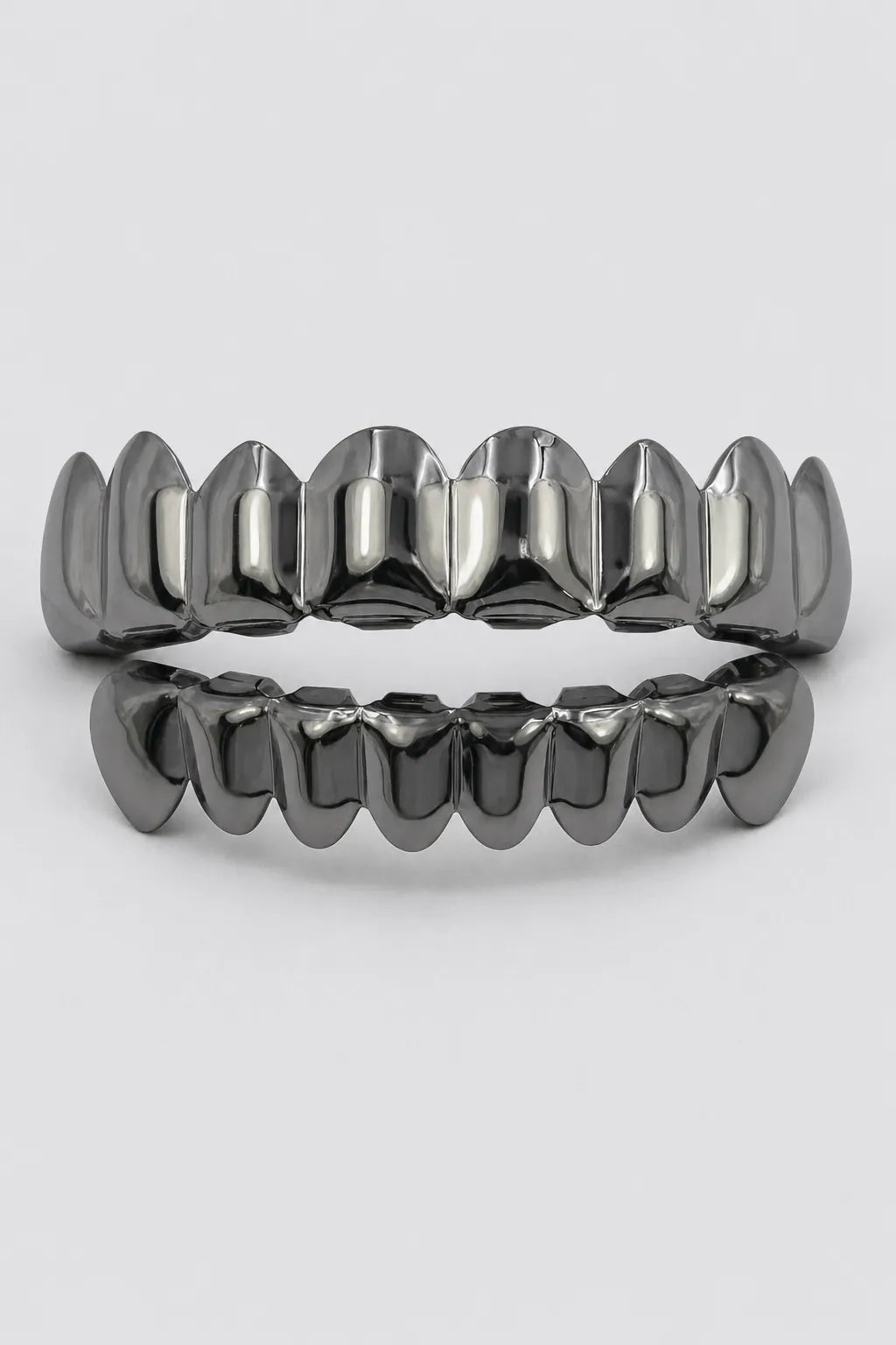 Grillz chrome — sur fond gris