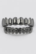 Grillz chrome — sur fond gris