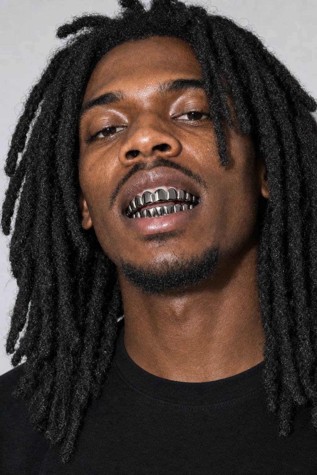 Grillz chrome — porté sur fond gris