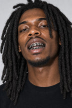Grillz chrome — porté sur fond gris
