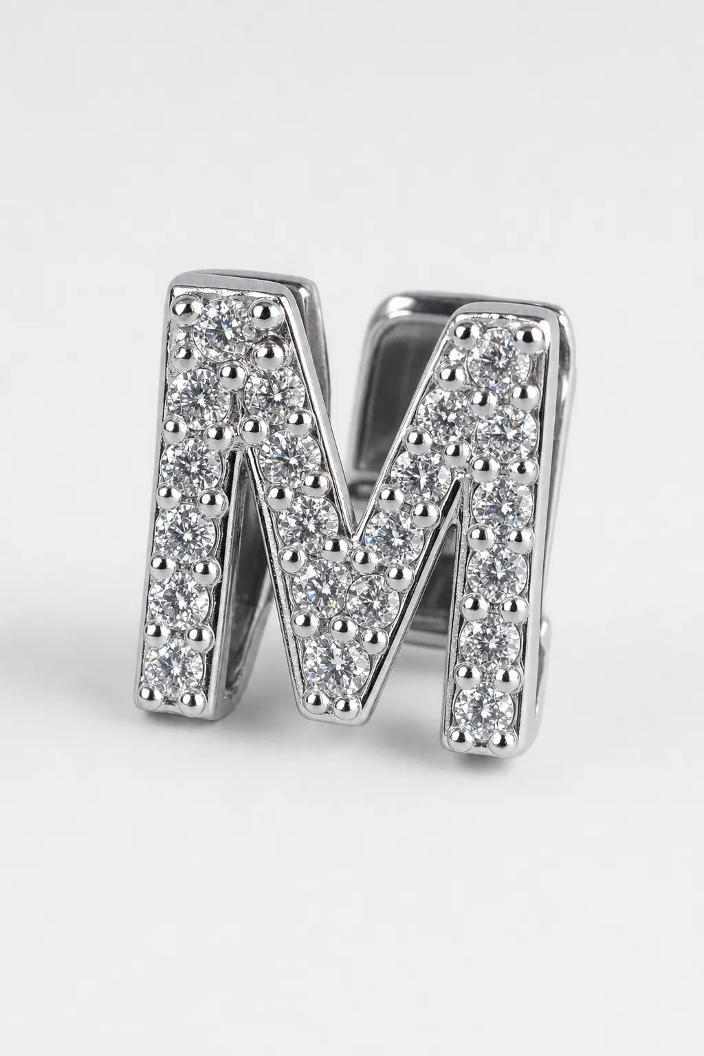 Grillz letters — sur fond gris - Argent - lettre M