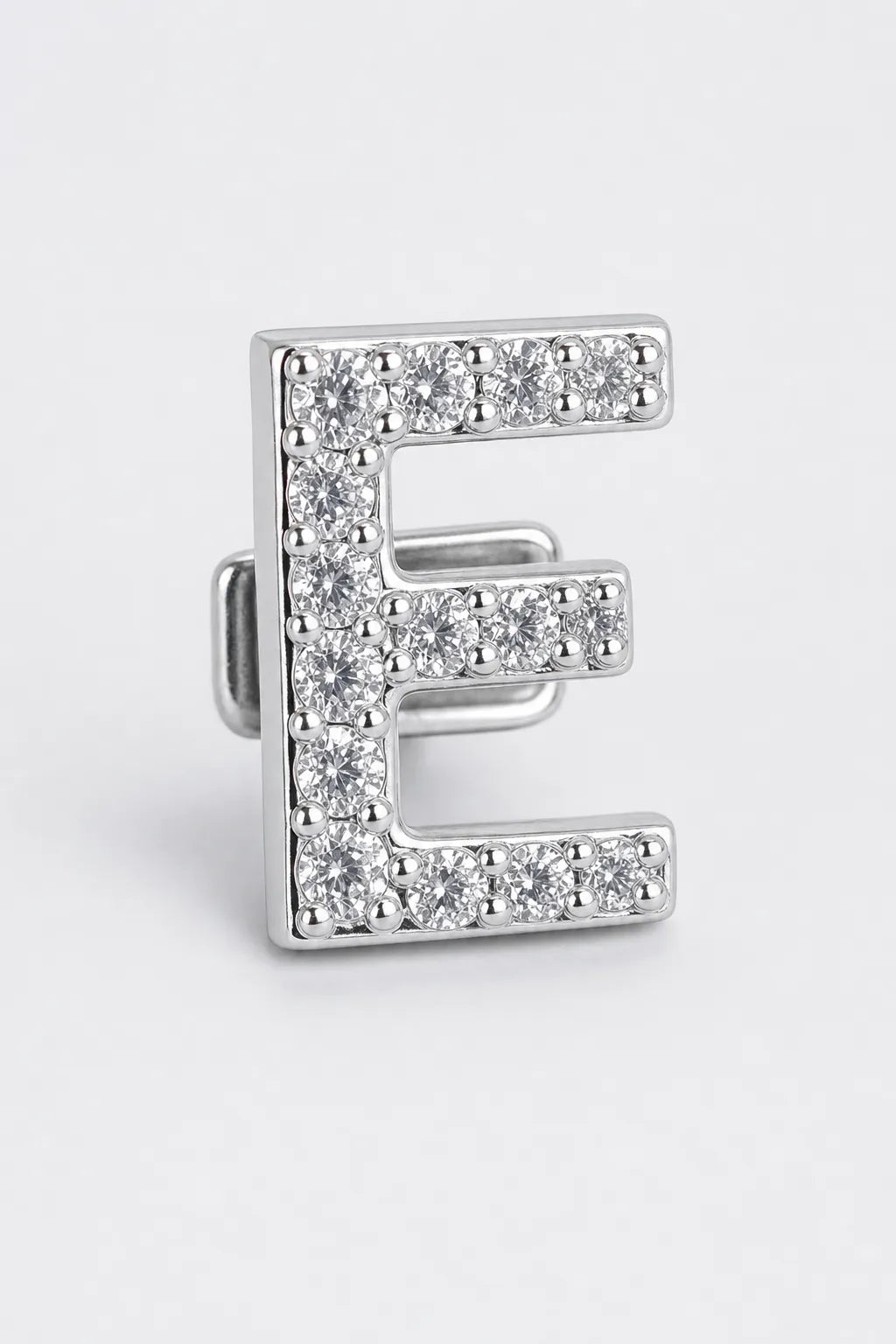 Grillz letters — sur fond gris - Argent - lettre E