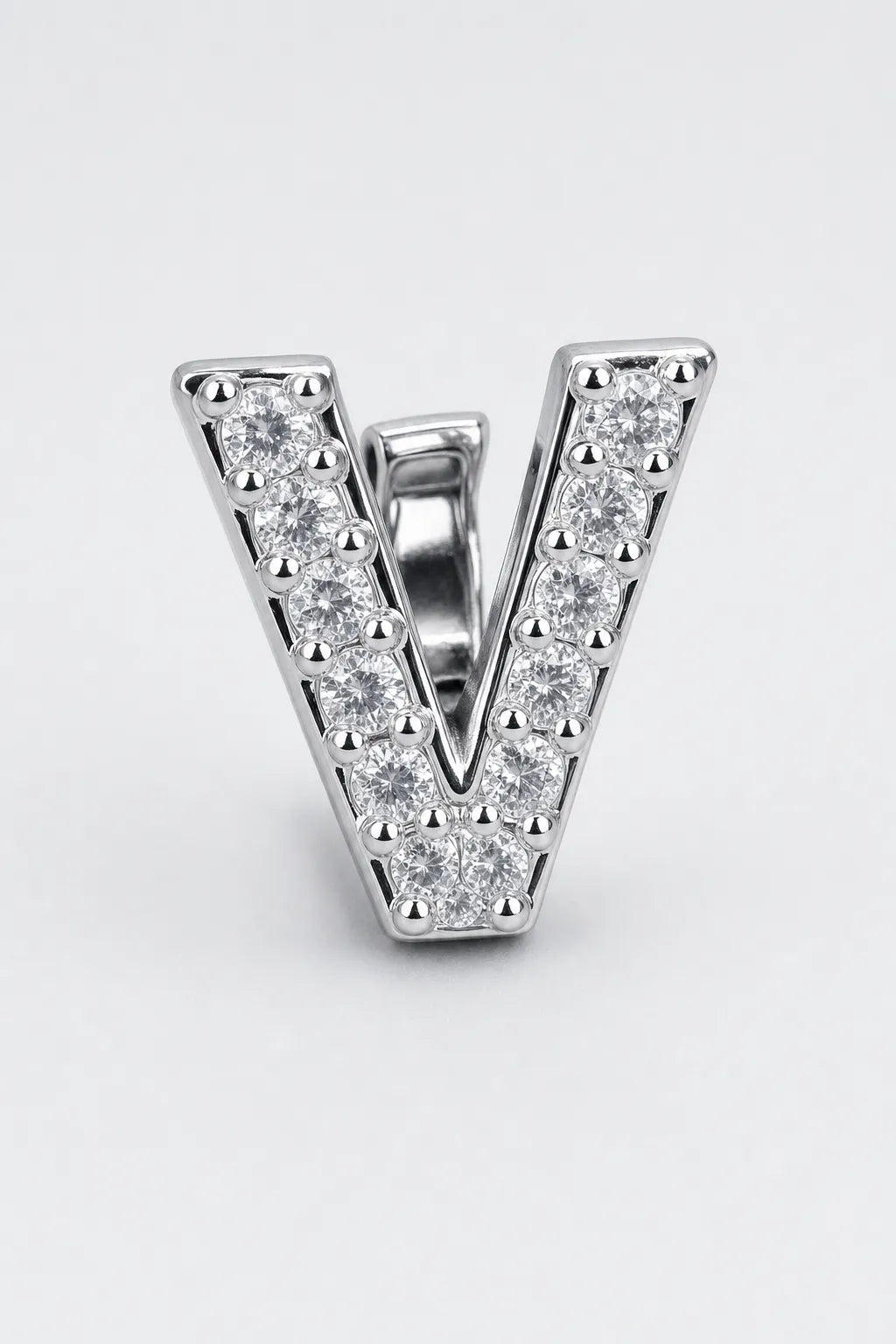 Grillz letters — sur fond gris - Argent - lettre V