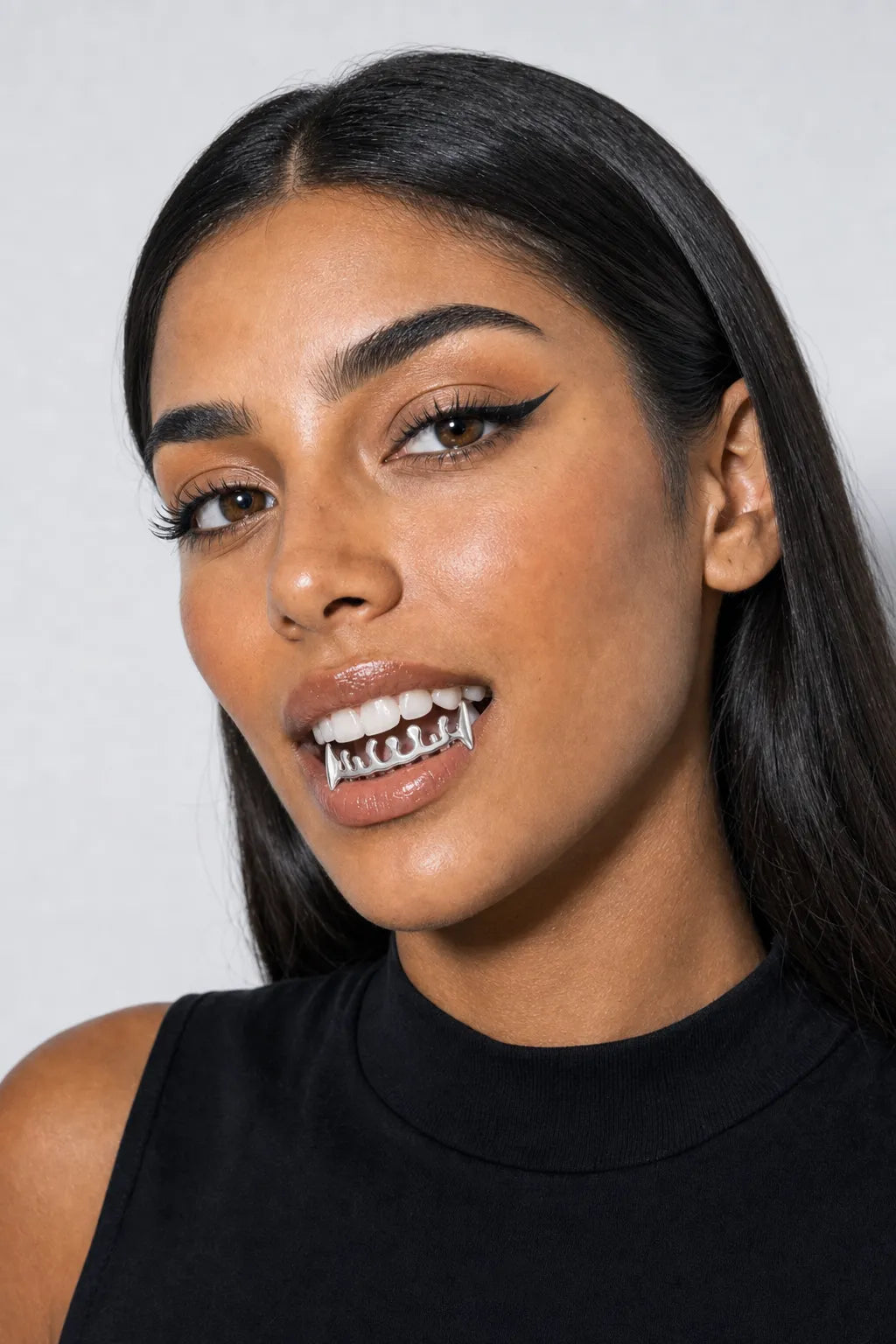 Grillz rihanna — porté sur fond gris