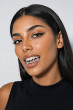 Grillz rihanna — porté sur fond gris