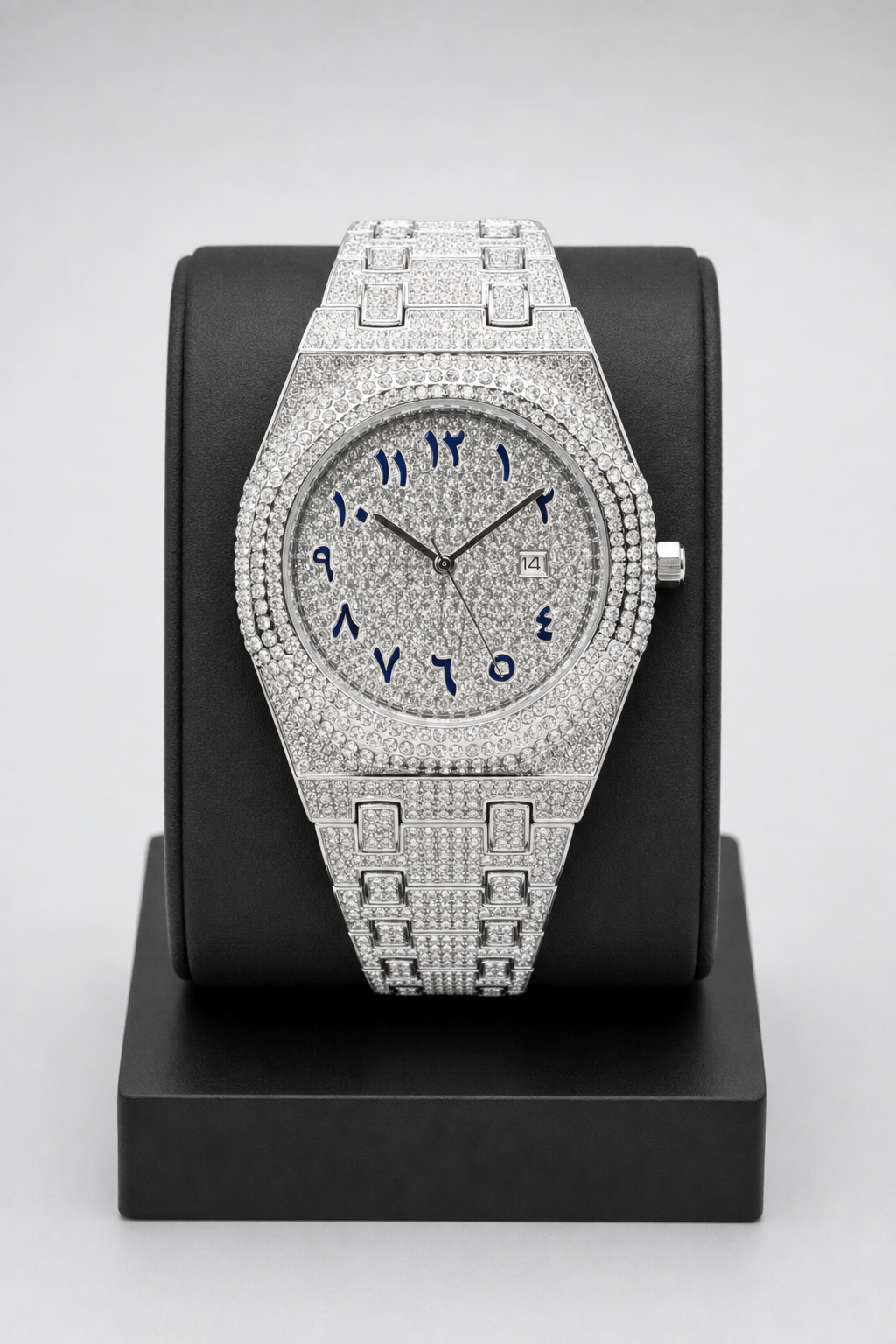 Montre Chiffre Arabe — sur présentoir noir mat