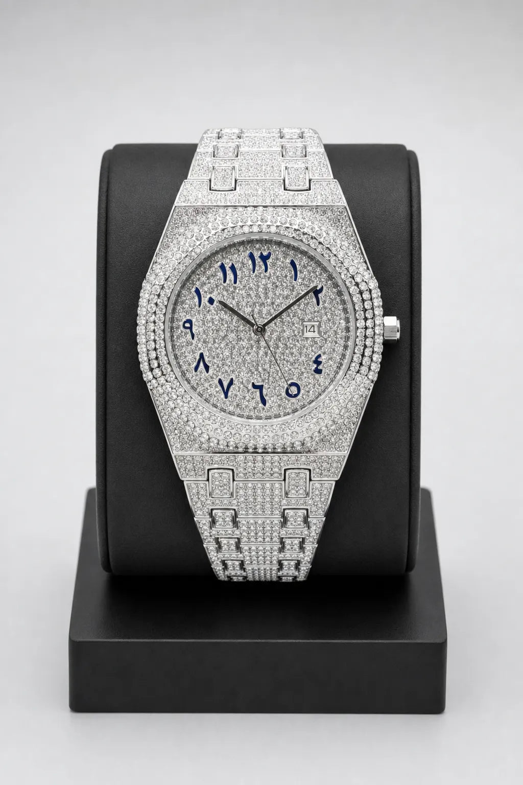 Montre Chiffre Arabe — sur présentoir noir mat