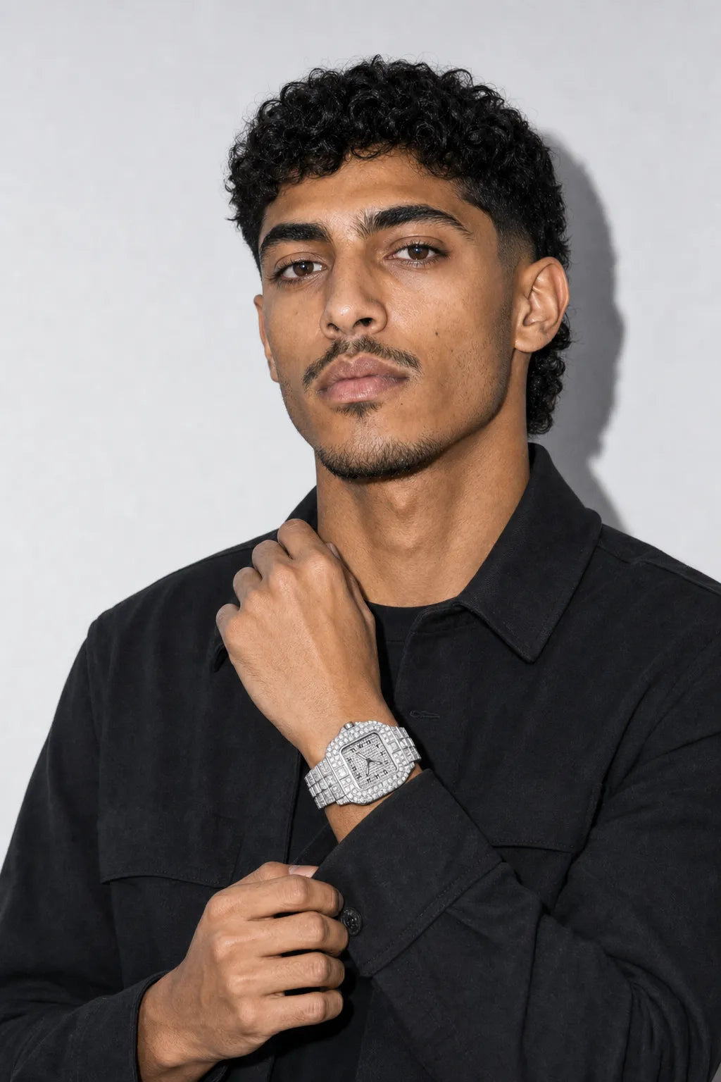 Montre Gazo — porté sur fond gris