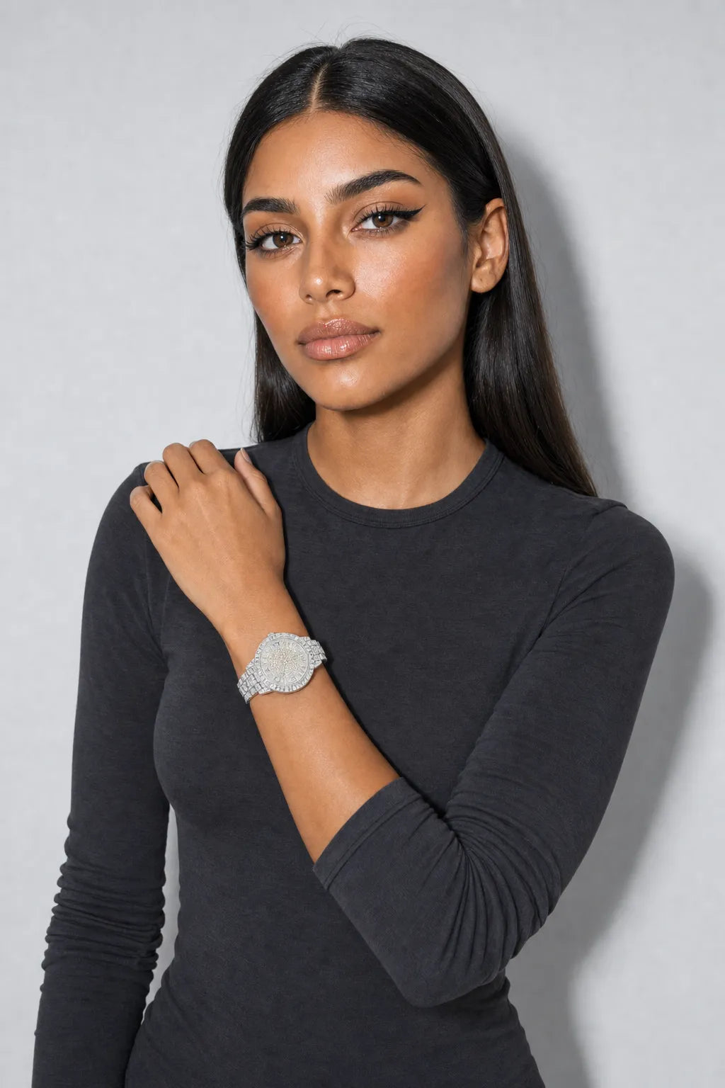 Montre Moissanite — porté sur fond gris
