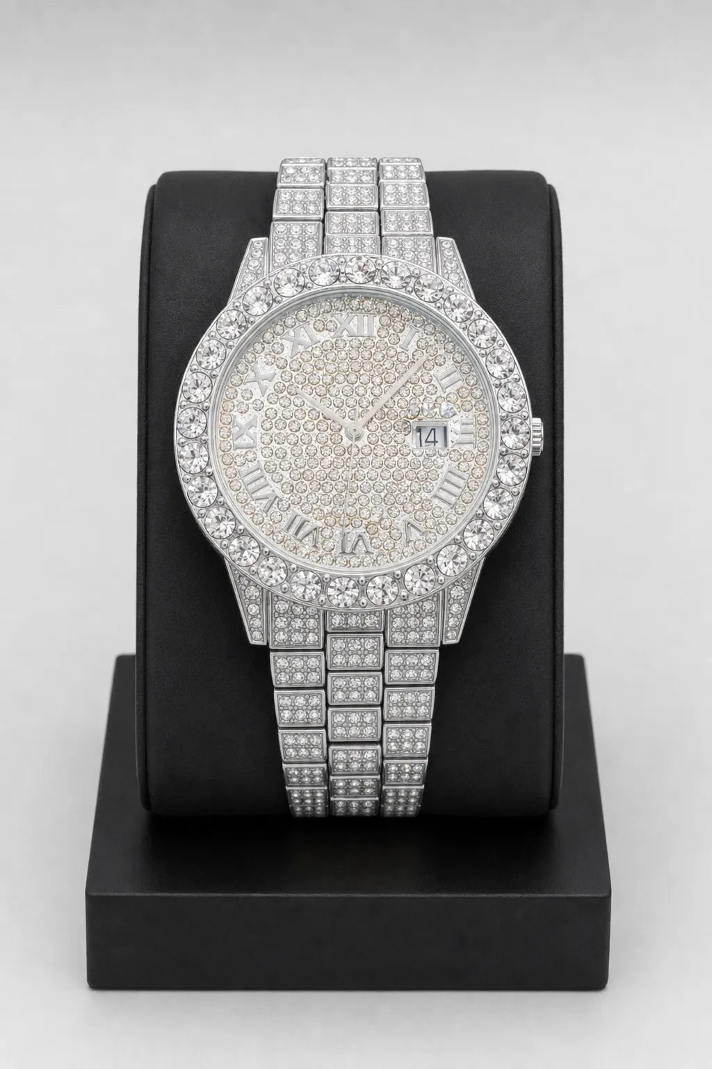 Montre Moissanite — sur présentoir noir mat
