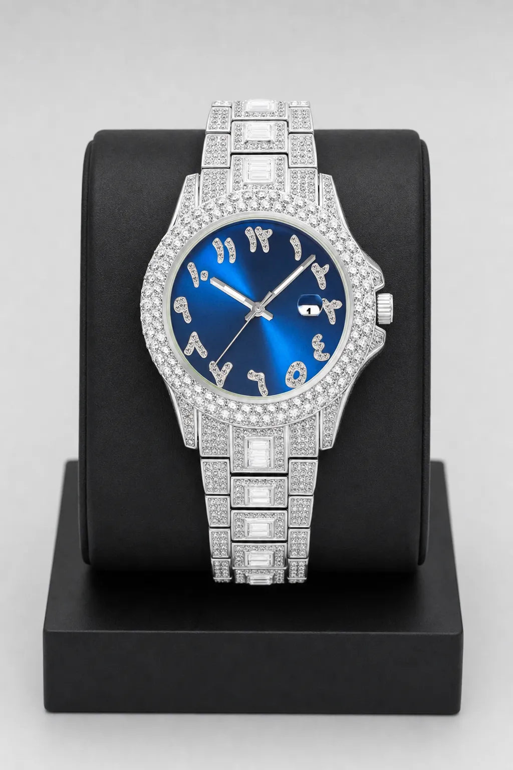 Montre rappeur en Diamant — sur présentoir noir mat